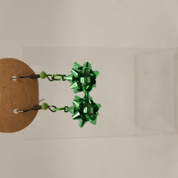 Green metal bow earrings - Picture 3 of 3
